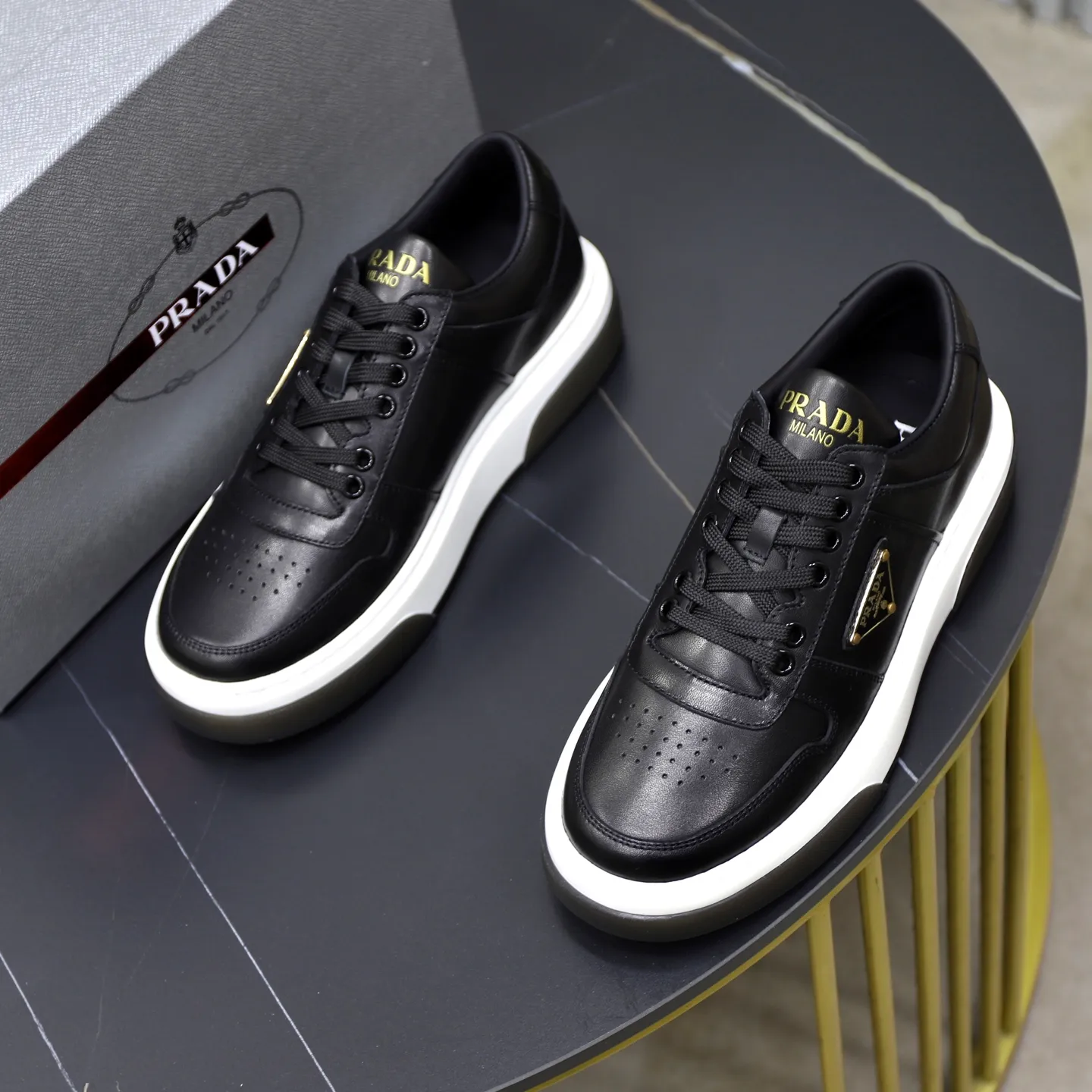Factory price: 720💰Top original order Brand: PRADA (Prada) Standard code: Men's size 38/44 (45 can be customized) Grade: Same as the official website Material: Original cowhide stitching imported cowhide lining Original combination two-color wear-resistant soft outsole Style category: Leisure and sports version Young fashion European and American trend British style Color: Actual picture color